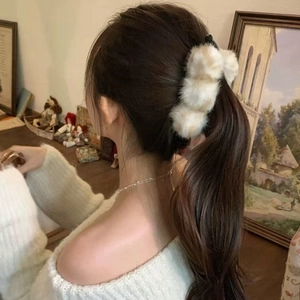 Barrette banane élégante en fausse fourrure crème pour coiffure queue de cheval hiver