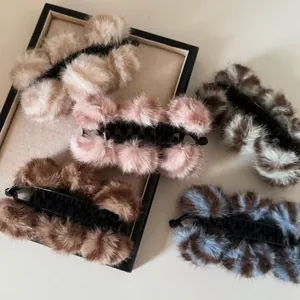 Barrette banane en peluche pour femme avec pompons doux en cinq coloris d'automne
