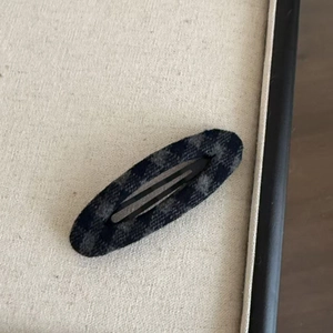 Détails du tissu à carreaux bleu foncé enveloppant la barrette à cheveux ovale BB