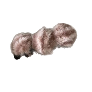 Barrette banane d'hiver avec trois pompons en fausse fourrure rose et base noire