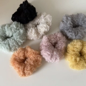 Lot de sept chouchous en peluche douce de couleurs variées pour coiffures d'automne et d'hiver