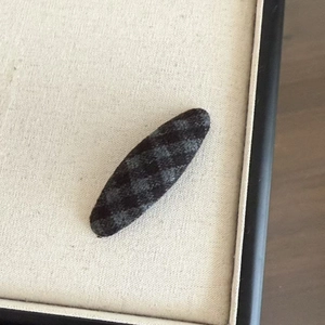 Détail d'une barrette BB en laine à motif losanges gris au style rétro britannique