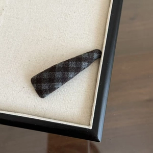 Vue détaillée de la barrette BB en tissu à carreaux gris foncé de style anglais