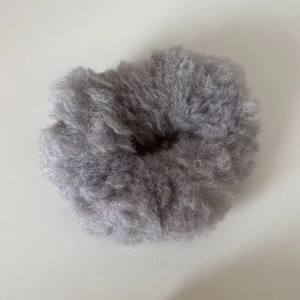 Détail du chouchou en fausse fourrure grise douce avec des fibres pelucheuses denses