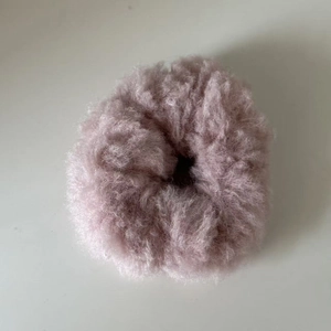 Détail rapproché d'un chouchou en peluche lavande doux avec texture de fausse fourrure