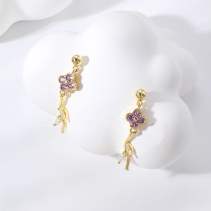 Orecchini a ramo d'albero con petali di quadrifoglio viola e accenti di zircone