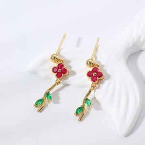 Eleganti orecchini a quadrifoglio con pietre rosse e foglie verdi in finitura dorata