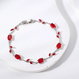 Elegantes Silberarmband mit roten ovalen Zirkonsteinen in Rebenform für Damen-Modeschmuck