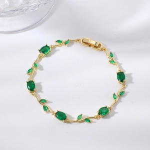 Eleganteres goldenes Rankenarmband mit grünen Zirkonia-Blättern auf dezentem Hintergrund