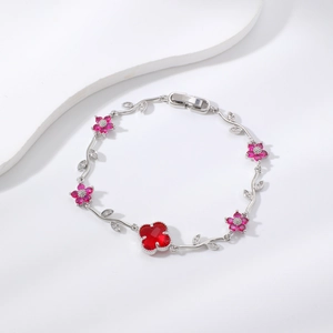 Silbernes Blattarmband mit rosa Blumen und einem roten Kleeblatt-Zirkonia-Anhänger