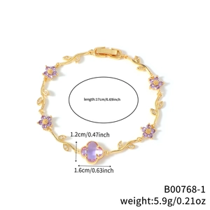 Zartes goldfarbenes Rankenarmband mit lila Zirkonia-Blumen und Kleeblatt-Edelstein