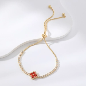 Elegante bracciale a quadrifoglio in oro con gemme rosse e pavé di zirconi brillanti