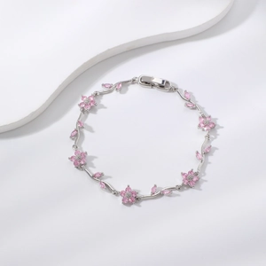 Detalle de pulsera de plata con flores de circonita rosa y piedras de corte marquise