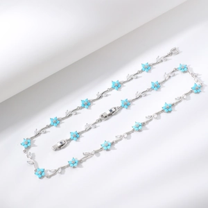 Elegante collana in argento con fiori azzurri e pietre di zircone a taglio marquise