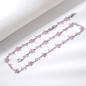 Dettaglio del set collana e bracciale in argento con fiori e foglie in zircone rosa