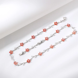 Collana minimalista a fiori e foglie con pietre rosse e accenti di zirconi lucidi