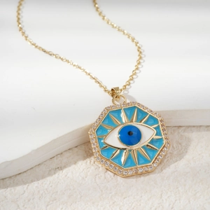 Collier pendentif œil maléfique octogonal doré avec émail bleu et zircons brillants