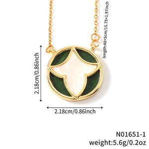 Einzigartige geometrische Halskette mit grünem Emaille-Stern und Perlmutt auf Goldkette