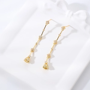 Elegantes pendientes largos de trébol dorado con circonitas blancas y colgantes de campana