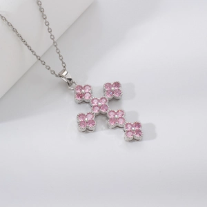 Elegante silberne Halskette mit einem rosa Kleeblatt-Kreuz-Anhänger aus Zirkoniasteinen
