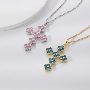 Exquisite Kleeblatt-Kreuzkette mit rosa und blauen Edelsteinen in Gold und Silber