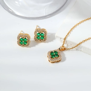 Luxurious gold clover jewelry set with green zircon heart petals and pendant necklace
