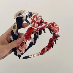 Eleganti cerchietti ondulati in tessuto floreale blu navy e rosso con denti antiscivolo