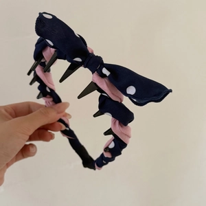 Cerchietto blu navy a pois con fiocco in tessuto rosa e denti interni antiscivolo