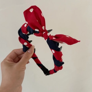 Cerchietto con fiocco a pois con design a contrasto rosso e blu e denti antiscivolo