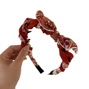 Cerchietto rosso stile etnico con motivi geometrici e dentini antiscivolo per donne