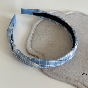 Serre-tête torsadé à carreaux bleus avec dents antidérapantes pour un style volumineux