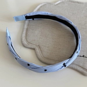 Serre-tête rayé bleu et blanc avec motifs cœurs et détails de dents antidérapantes