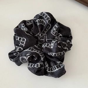Chic black scrunchie with white chain pattern for women, made of premium twill fabric