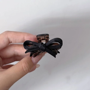 Pince à cheveux élégante avec nœud en ruban noir et base en acrylique marron durable