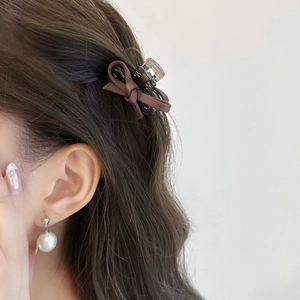 Mini pince à cheveux élégante avec nœud en ruban marron pour coiffure latérale de femme