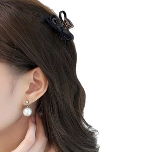 Pince à cheveux noeud en satin noir élégant et boucles d'oreilles perles blanches