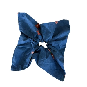 Floral dark blue scrunchie with a cotton texture and vintage rose print pattern