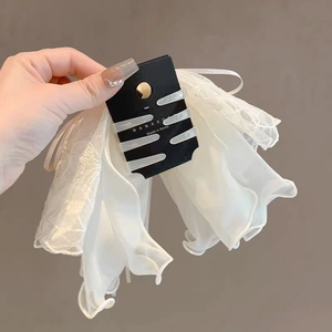 Pince à cheveux élégante avec nœud en dentelle blanche et accents de cristal