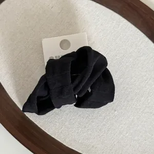 Lot de 4 élastiques à cheveux en soie glacée noire côtelée sur carte blanche