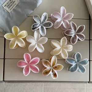 Elegante Clip per Capelli a Forma di Fiore di Frangipani con Motivo Marmorizzato per Donna Accessorio per Capelli