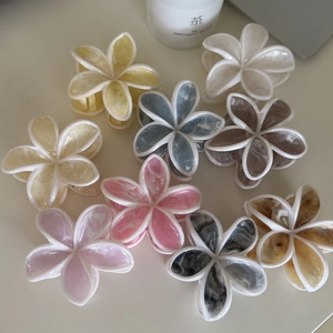 Elegante set di fermagli per capelli a forma di plumeria in acetato dai toni marmorizzati