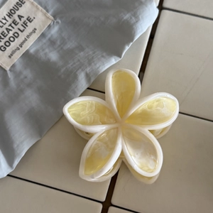Elegante pinza per capelli a fiore di frangipane con finitura in acetato marmorizzato