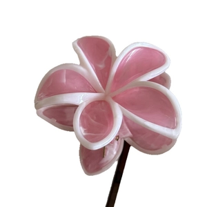 Pinza per capelli a forma di plumeria in acetato con sfumatura rosa e bianca