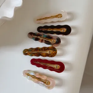 Set di sei fermagli per capelli ondulati in acetato con motivi madreperla e marmo