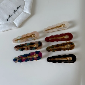 Set di sette fermagli per capelli ondulati in acetato francese con scritta logo dorata