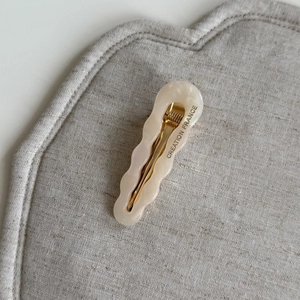 Fermaglio francese in acetato bianco crema con bordi ondulati e testo dorato Creation France