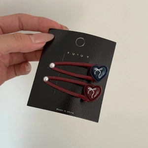 Fermagli per capelli a cuore rosso con fiocchi e perle su cartoncino display