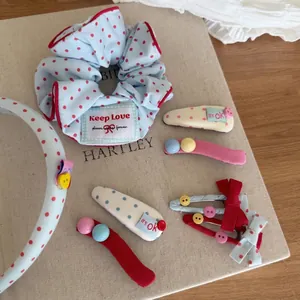Set d'accessoires cheveux à pois bleus et rouges avec chouchou, serre-tête et barrettes