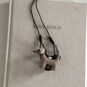 Cordon lunettes et collier teckel à carreaux pour un rangement élégant des lunettes