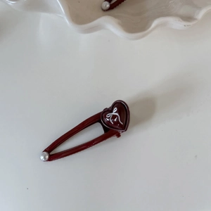 Fermaglio per capelli a cuore rosso minimalista con fiocco bianco e piccola perla